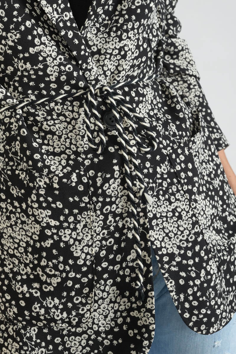 Veste blazer Urielle à motif fleuri noir et blanc