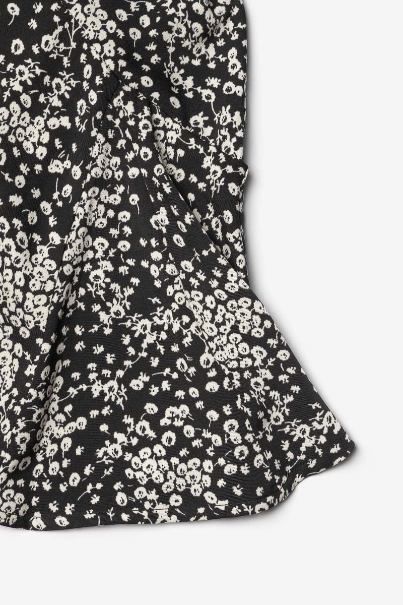 Jupe short Cassandgi à motif floral noir et blanc