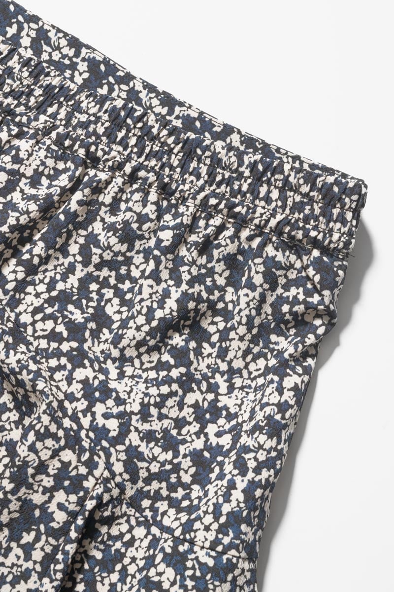 Jupe short Onourisgi à motif floral bleu nuit et blanc