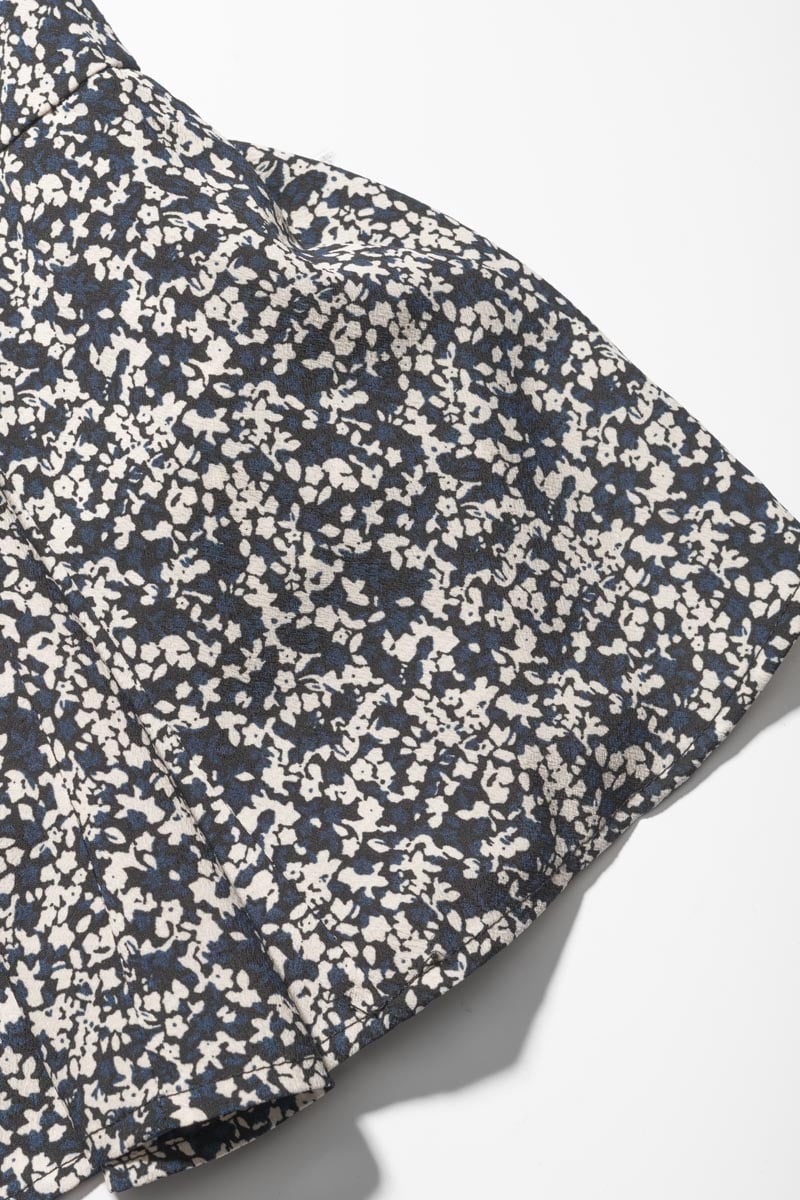 Jupe short Onourisgi à motif floral bleu nuit et blanc