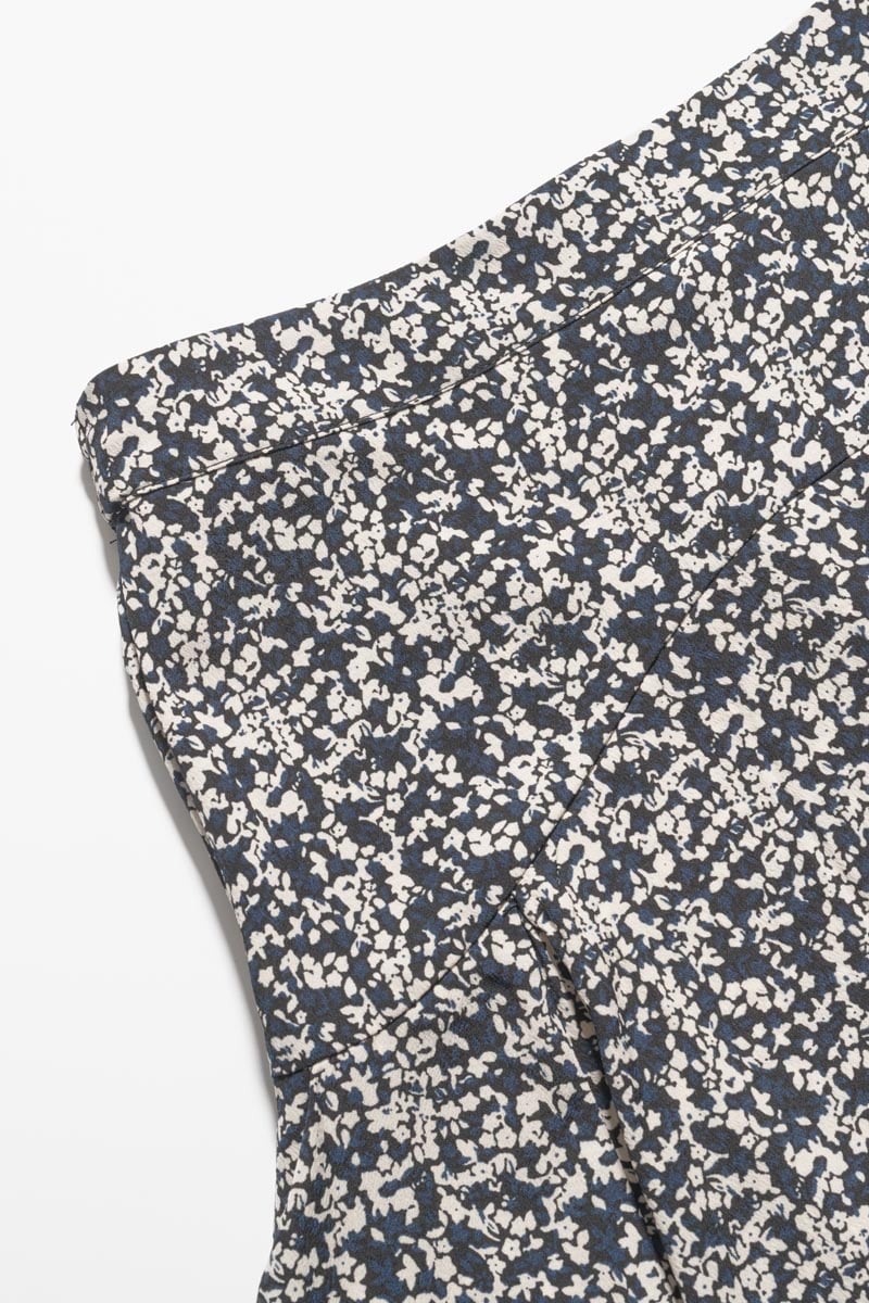 Jupe short Onourisgi à motif floral bleu nuit et blanc