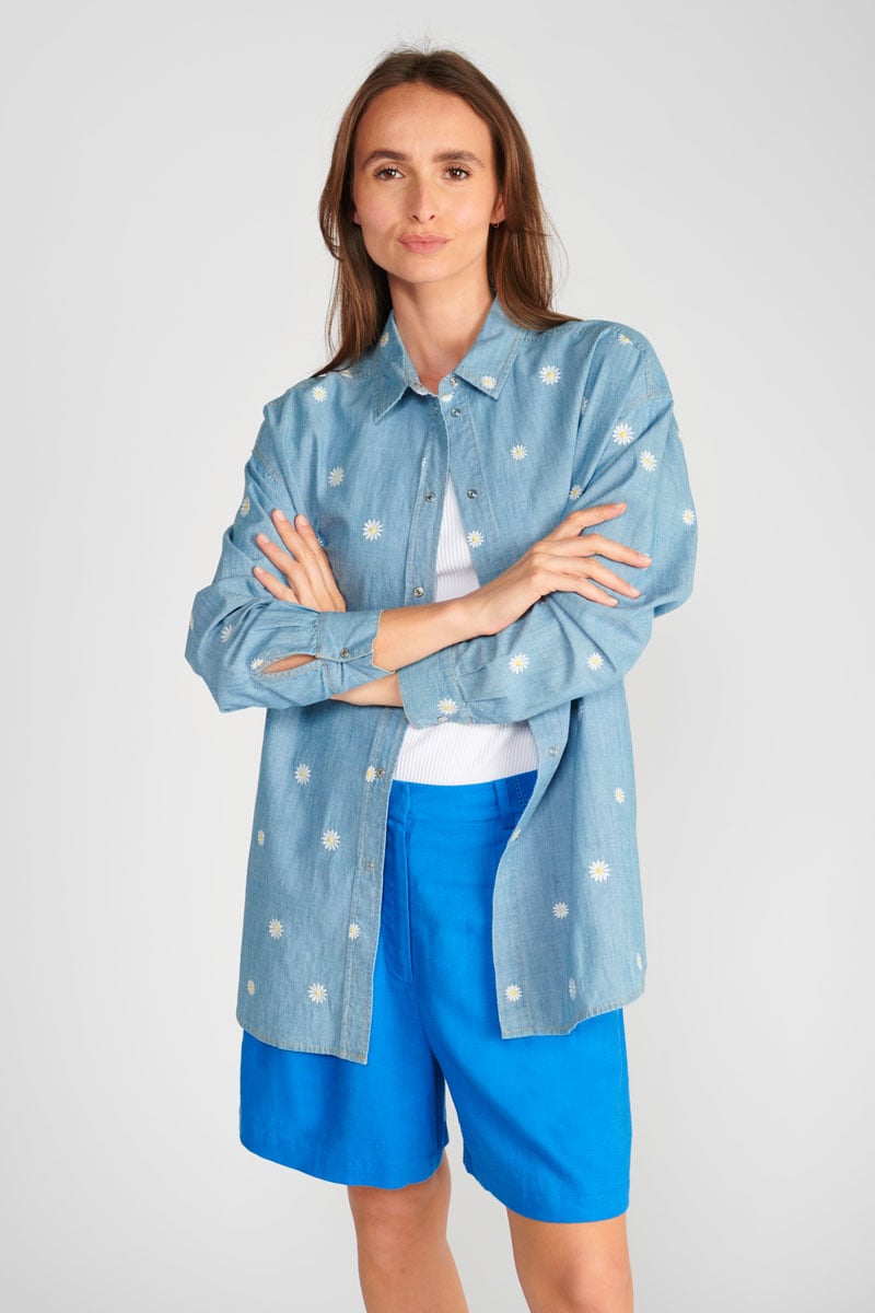 Chemise oversize Aubepin bleu denim brodée