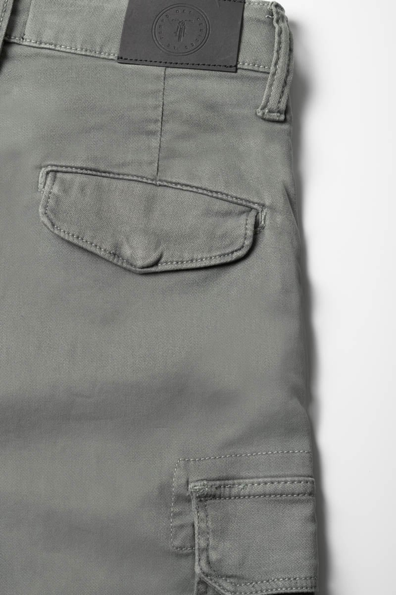 Pantalon Kalvin tapered arqué vert-gris 