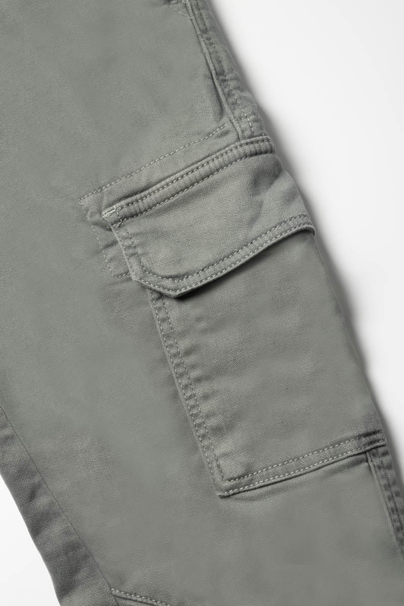 Pantalon Kalvin tapered arqué vert-gris 