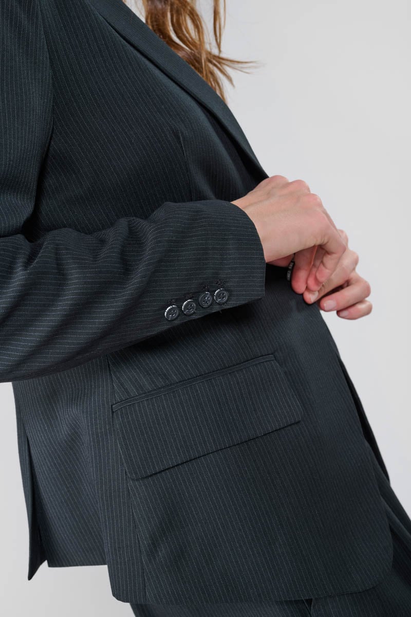 Veste blazer Evera noire à fines rayures