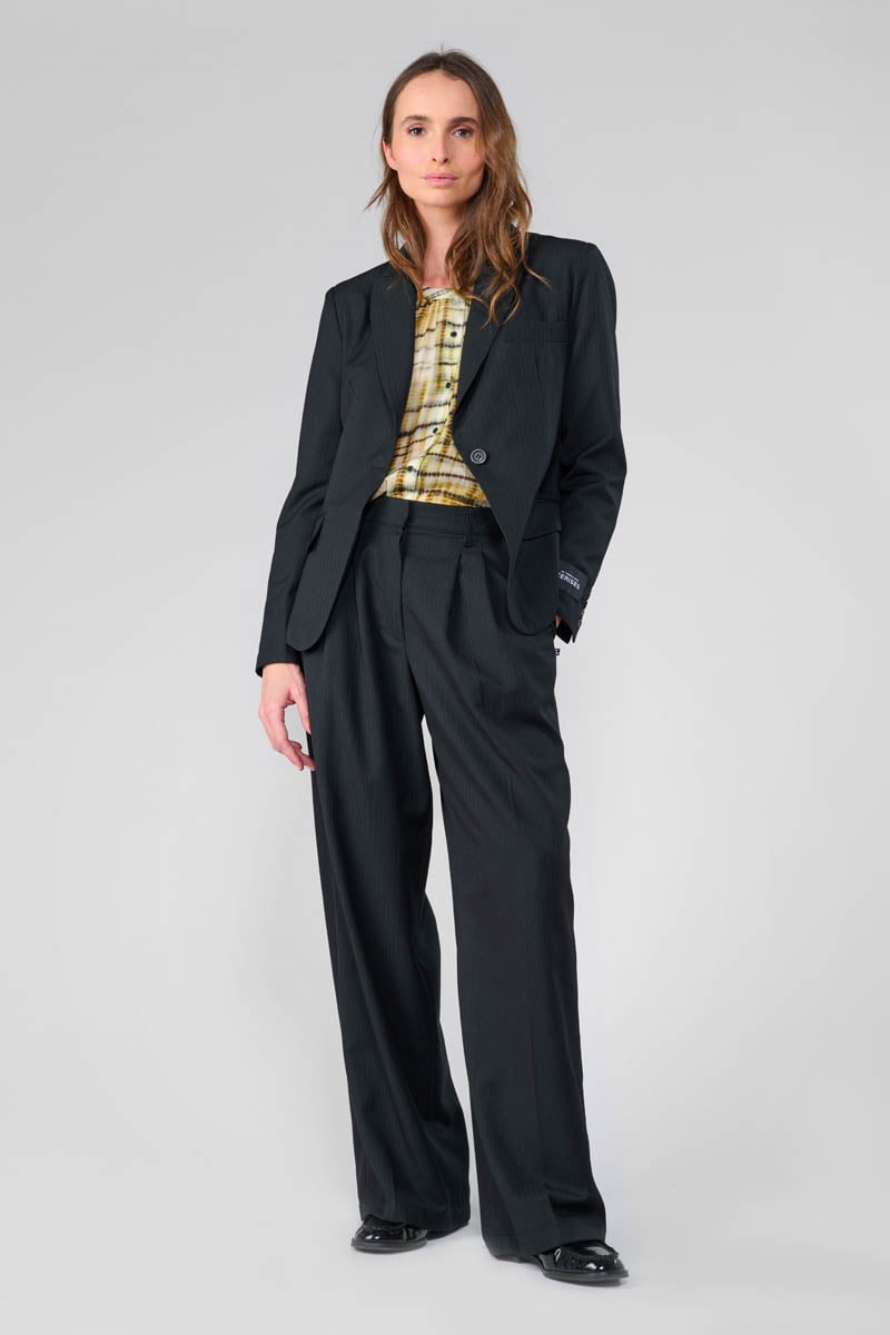 Veste blazer Evera noire à fines rayures