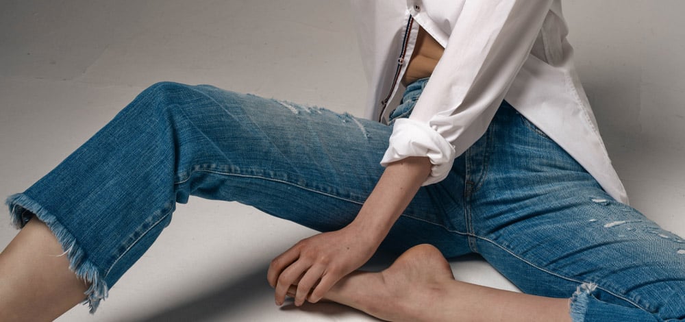 How to stay chic in women's destroy jeans ?