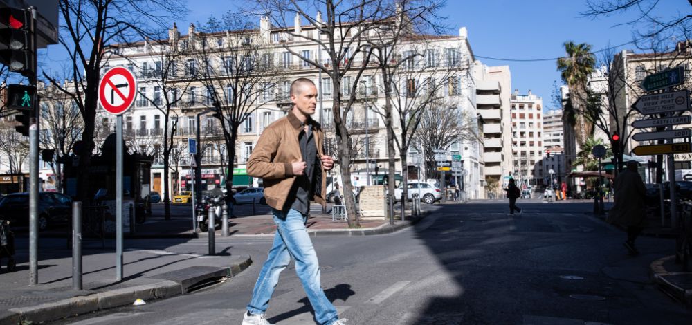 Quelles couleurs associer avec un jean bleu ? 