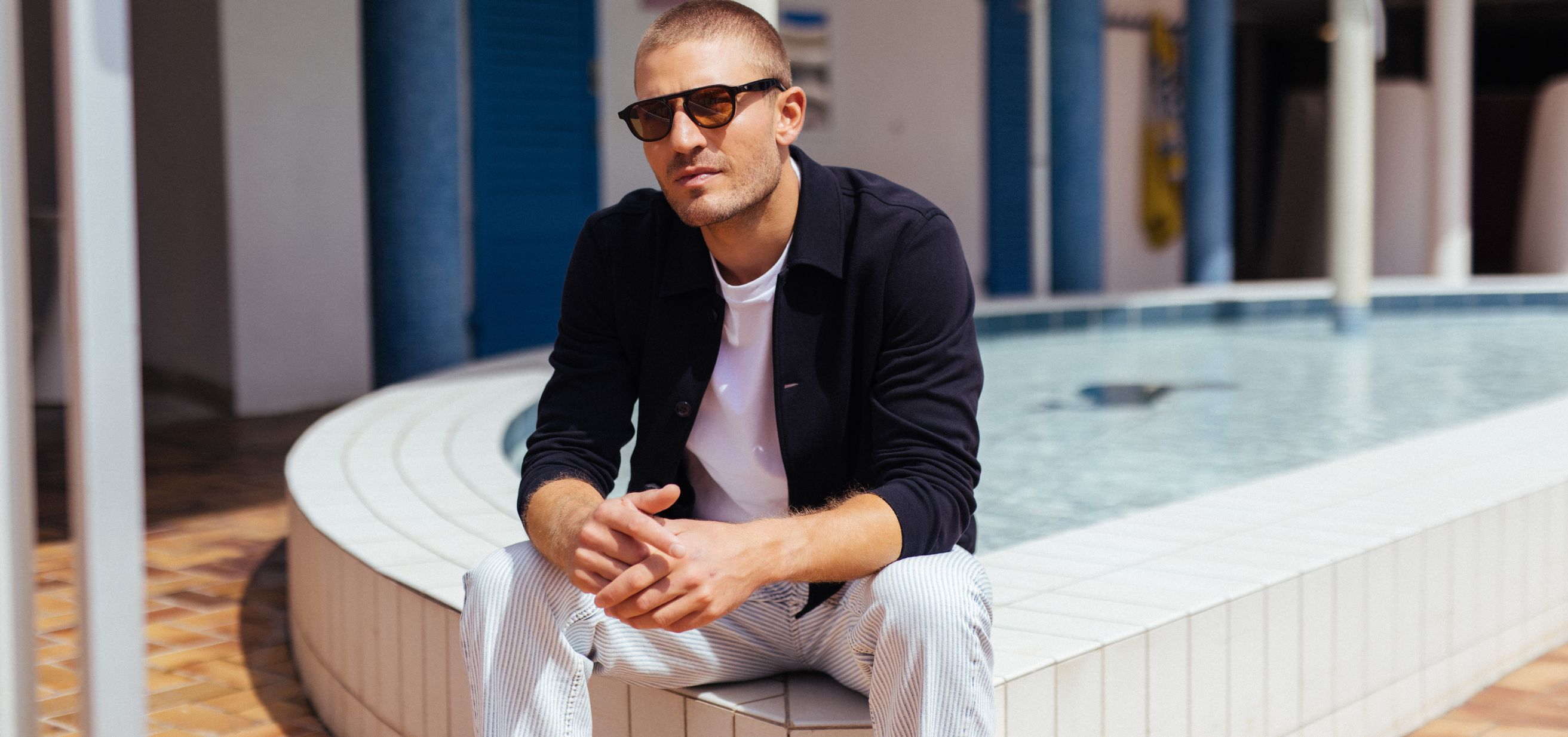 Comment construire un look de mi-saison homme autour de basiques simples ?