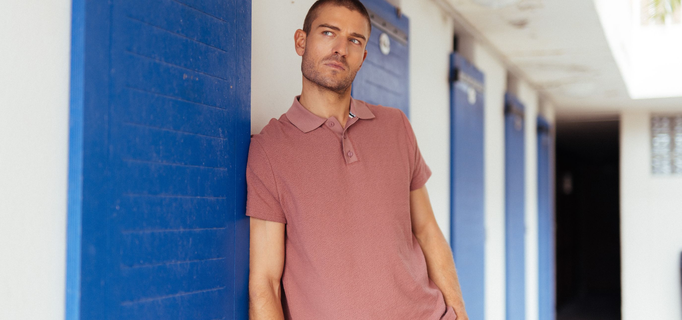 3 idées de tenues casual avec un polo homme